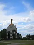 Vue de l’autel installé dans le parc associé au sanctuaire.