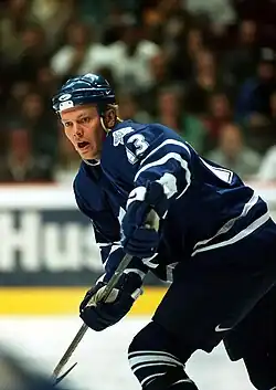 Photo de Mats Sundin en action dans la tenue bleue des Maple Leafs de Toronto.