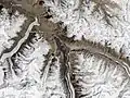 Dans ces vallées étroites, les glaciers endiguent régulièrement les rivières et créent des inondations épisodiques. Elle se produisent lorsque la poussée de l'eau qui s'accumule casse un barrage de glace et se déverse librement dans l'étroite gorge.