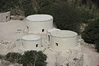 Reconstitutions modernes de maisons circulaires à Khirokitia (Chypre).
