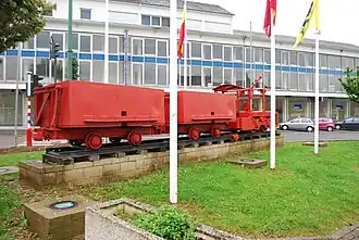 Une des locomotives qui servait à tracter les wagonnets dans la mine, aujourd'hui exposée sur la Grand place.