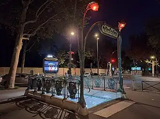 Le même accès vu de nuit.