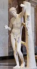 Apollon Sauroctone. Marbre de Paros, Ier&nbsp;siècle EC, d'après un original de Praxitèle, v. 350. H. 1,49 m, sans la plinthe. Louvre[100]