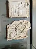 Deux reliefs de l'Attique, l'un datant du IVe&nbsp;siècle&nbsp;av. J.-C. et l'autre du IIe au Ier&nbsp;siècle&nbsp;av. J.-C..