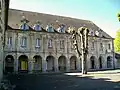 Couvent N.D. de la Présentation, « quartier Saint-Louis », jadis séparé de l'abbaye St-Vincent par le prolongement de la rue de la Tournelle Saint-Vincent.