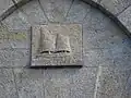 Poulgoazec : bateau sculpté sur l'un des murs de l'église paroissiale Saint-Julien-le-Passeur représentant probablement une carvelle.