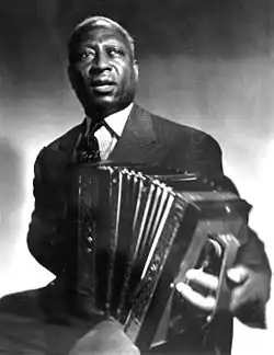 photo d'un homme noir jouant de l'accordéon.