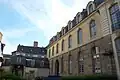 L'aile côté cour, vue depuis le jardin.