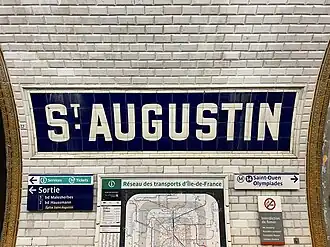 Faïence murale indiquant le nom de la station.