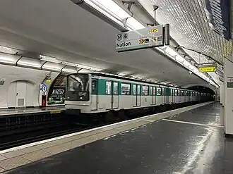 Entrée d'une rame MP 73 pour Charles de Gaulle - Étoile.