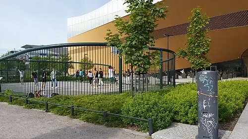Le terrain de basket de Makasiinipuisto à l'été 2022.
