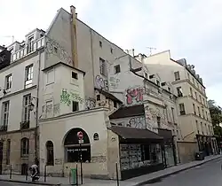 Vestiges de l'hospice, 85 rue des Archives.