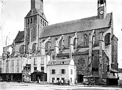 Façade nord, maisons en premier plan, 1880.