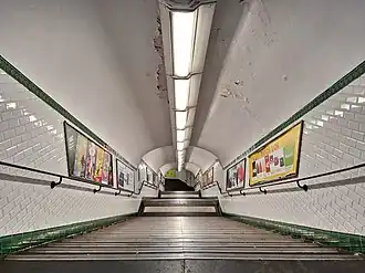 Vue des escaliers reliant le hall d'accueil aux quais.