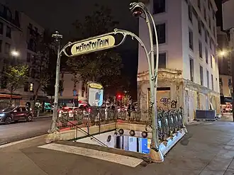 Vue nocturne de l'édicule d'accès de la station.