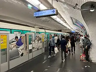 Rame MF 77 quittant la station vers le nord de la ligne.