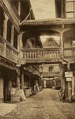La passerelle vue de l'entrée (photo 1931)