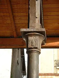 Support en fonte avec le blason de Coulommiers