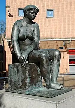 Femme assise (place de l'Accueil).