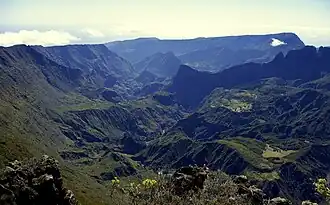 Vue générale sur le cirque de Mafate depuis le sommet du Grand Bénare.