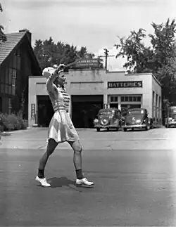 Bobby-soxer faisant tournoyer son bâton dans la parade du cirque Parker & Watts sur East Huron, Ann Arbor, Michigan, 8 juillet 1939.