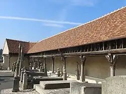 Vue de la galerie restaurée de l'aître de Brisgaret