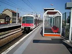 Une rame MI 79 arrivant sur le quai pour Robinson ou Saint-Rémy-lès-Chevreuse.