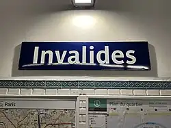 Panneau indiquant le nom de la station.