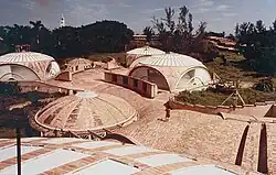 Vue d'un ensemble de bâtiment circulaire à dômes