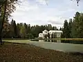 Vue du pavillon au bord de son étang
