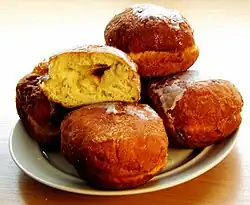 Des pączki, petits beignets fourrés à la confiture, typiques du mardi gras polonais.
