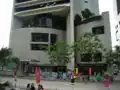 Immeuble du Hong Kong Club de troisième génération vue de l'autre côté de Chater Road&nbsp;(en).