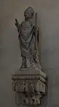 Statue d'évêque.