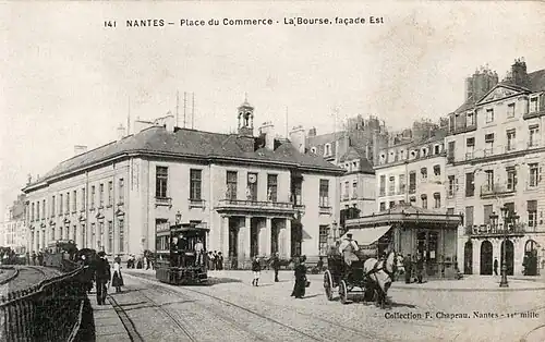 L'ancien tramway de Nantes longeant le palais de la Bourse. Sur la droite, immeuble du journal Le Phare de la Loire, qui sera détruit par le bombardement allié du 16 septembre 1943.