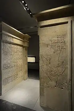Passage et face tournée vers l'intérieur du temple. Le roi Ptolémée&nbsp;IV et le dieu Amon.