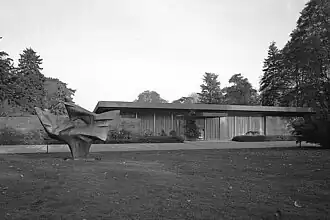 L'entrée, sur la façade ouest, en 1972.