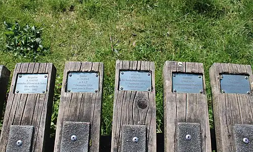 les lattes de l'allée portent les noms de soldats tombés lors du conflit