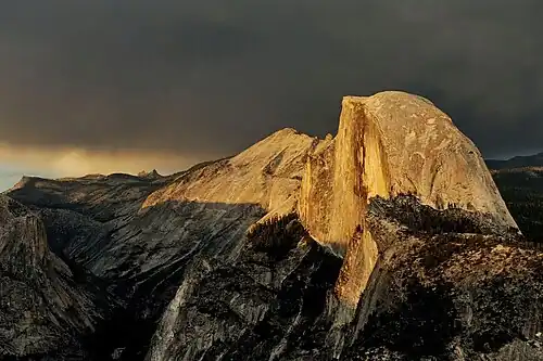 Image traditionnelle du Half Dome au soleil couchant depuis Glacier Point.