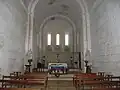 La nef, avec mur plat et trois baies style commanderie templière de Charente