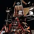Edwin Aldrin descendant pour la 1re&nbsp;fois de son module lors d'Apollo 11.