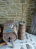 Deux barattes (à tourner pour celle de gauche, à frapper pour celle de droite).