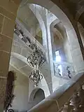 Château du Coscro : escalier intérieur de pierres à balustres.