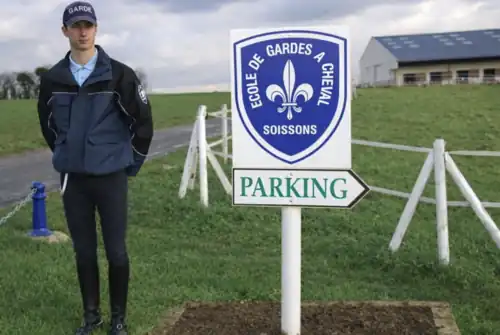 Jeune homme devant l'école de gardes à cheval du Mont de Cuffies