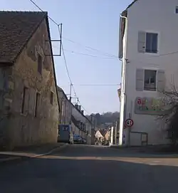 L'une des rues de Jambles, vers la micro-crèche.