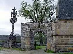 Le calvaire et la porte triomphale.