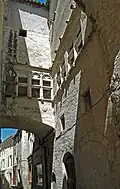 Le passage couvert réunissant la maison à l'ancienne chapelle, au-dessus de la rue de la République.