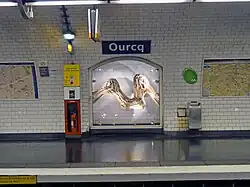 Sculpture en tilleul de Thierry Grave exposée dans la station Ourcq.