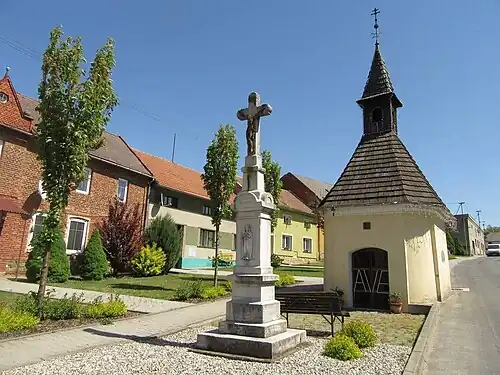 Crucifix et chapelle.