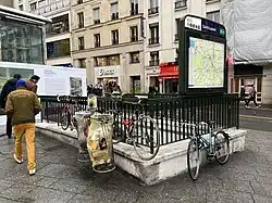 Accès no&nbsp;8 « Rue d'Amsterdam ».
