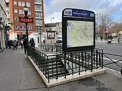 L'accès no&nbsp;2, « Rue du Mont-Louis ».